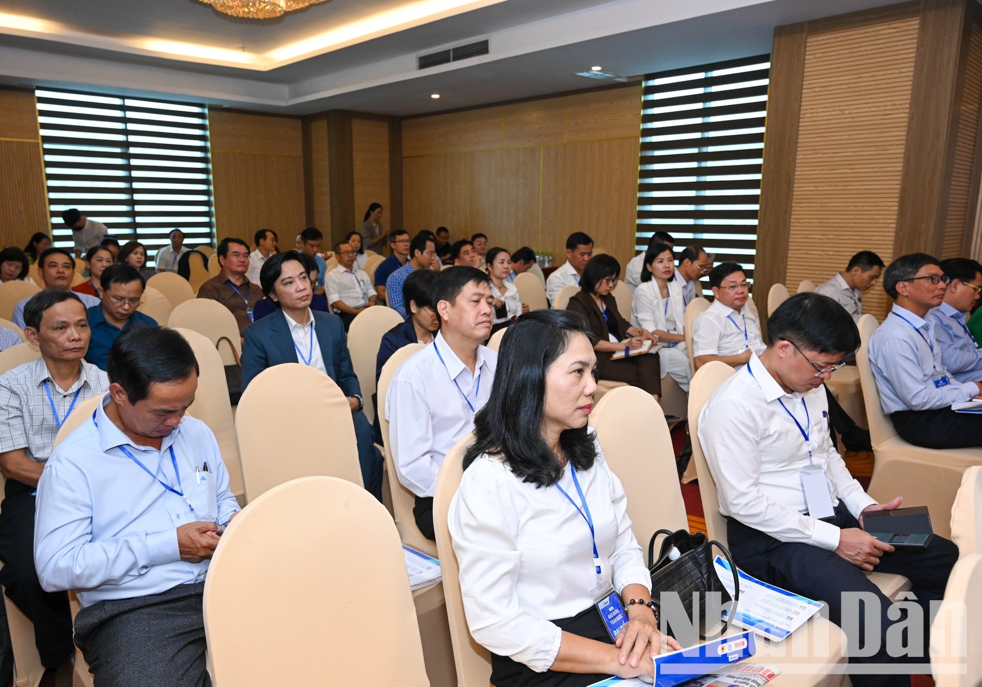 W_cac-dai-bieu-du-phien-thao-luan(1).jpg