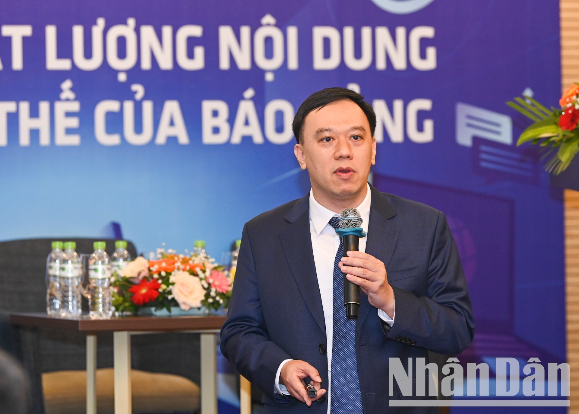W_pho-truong-ban-nhan-dan-dien-tu-ngo-viet-anh-trinh-bay-tham-luan-5.jpg