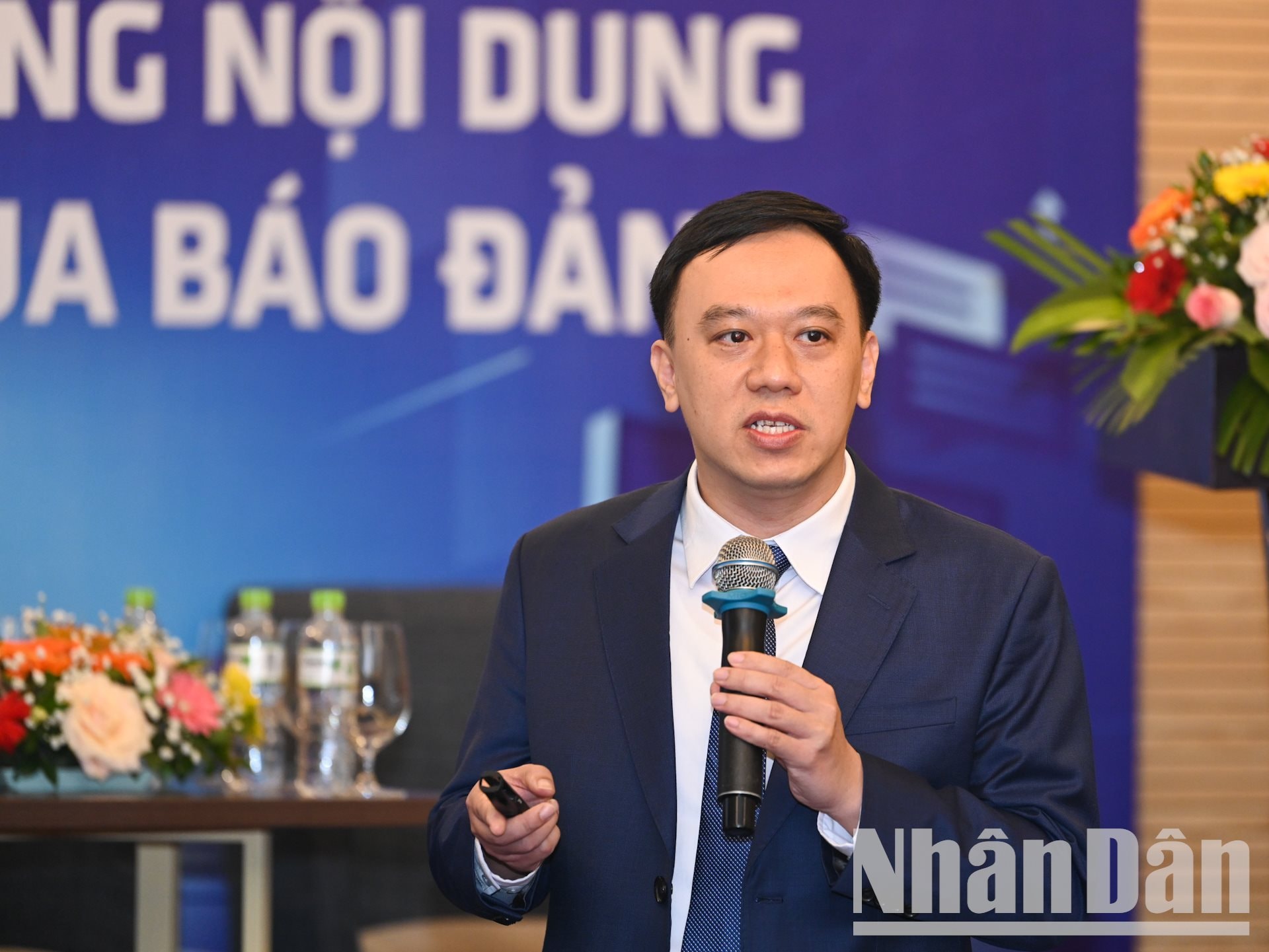 W_pho-truong-ban-nhan-dan-dien-tu-ngo-viet-anh-trinh-bay-tham-luan-6.jpg
