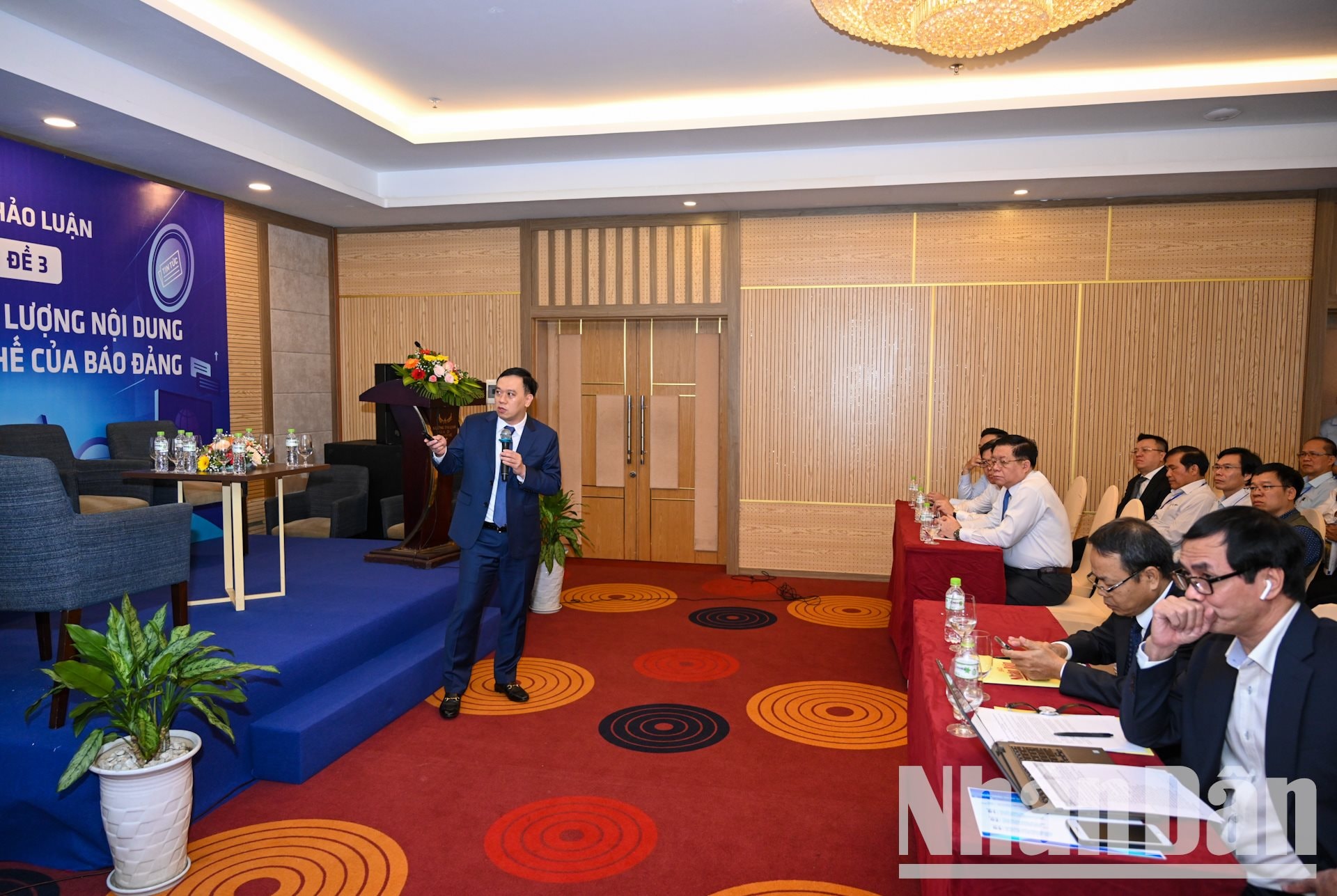 W_pho-truong-ban-nhan-dan-dien-tu-ngo-viet-anh-trinh-bay-tham-luan-8.jpg