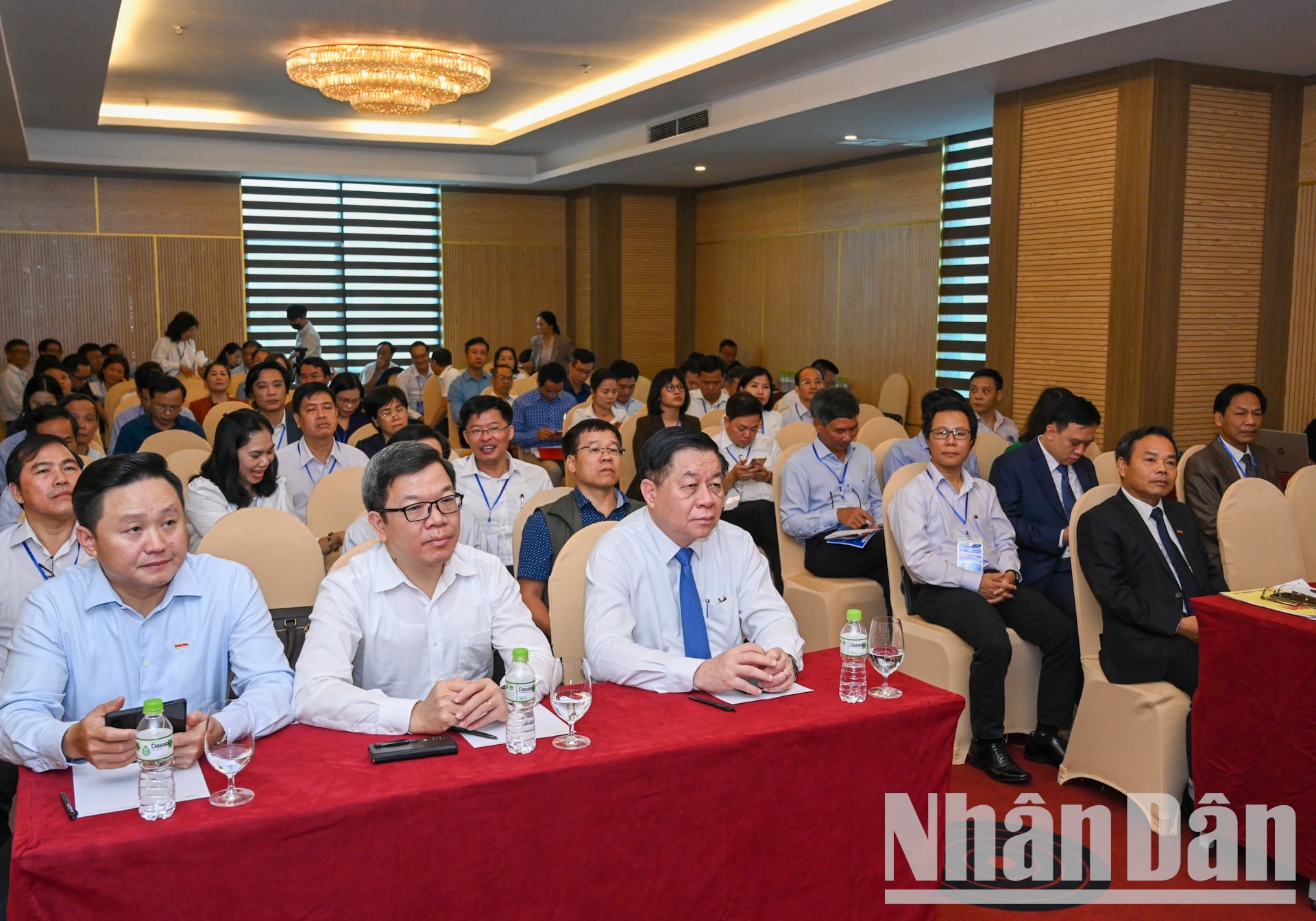 W_truong-ban-tuyen-giao-tu-nguyen-trong-nghia-va-cac-dai-bieu-du-phien-thao-luan.jpg
