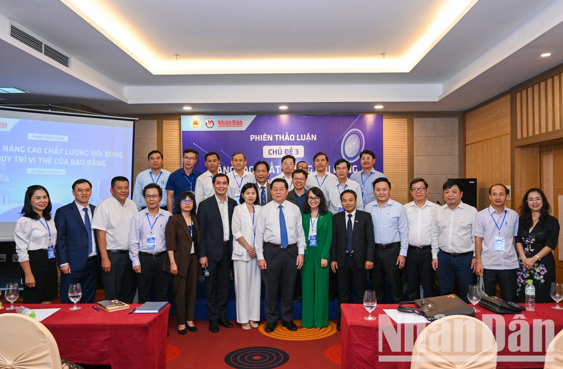 W_truong-ban-tuyen-giao-tu-nguyen-trong-nghia-voi-cac-dai-bieu-du-phien-thao-luan.jpg