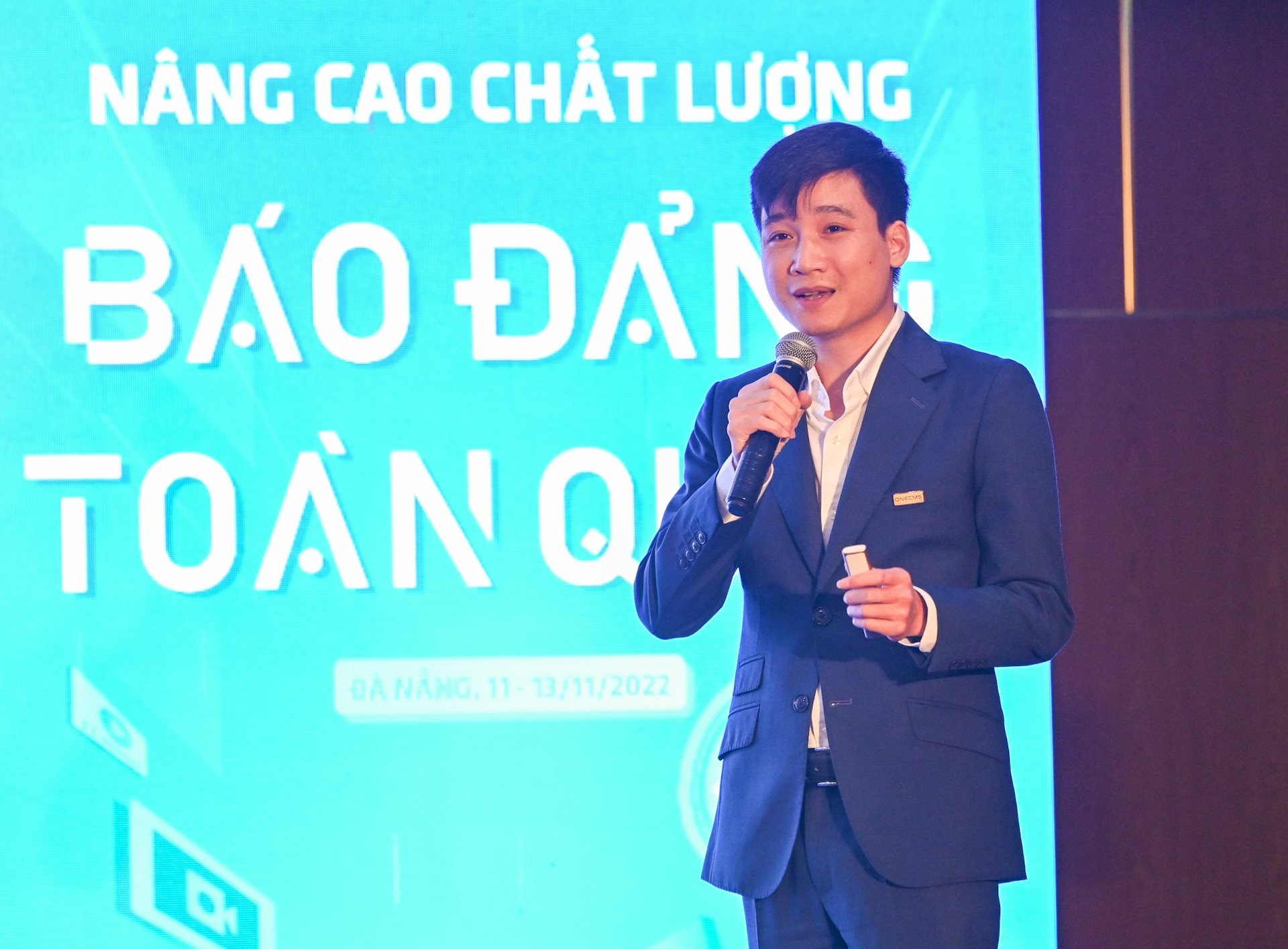 giam-doc-san-pham-onecms-bui-cong-duyen-trinh-bay-tham-luan-1.jpg