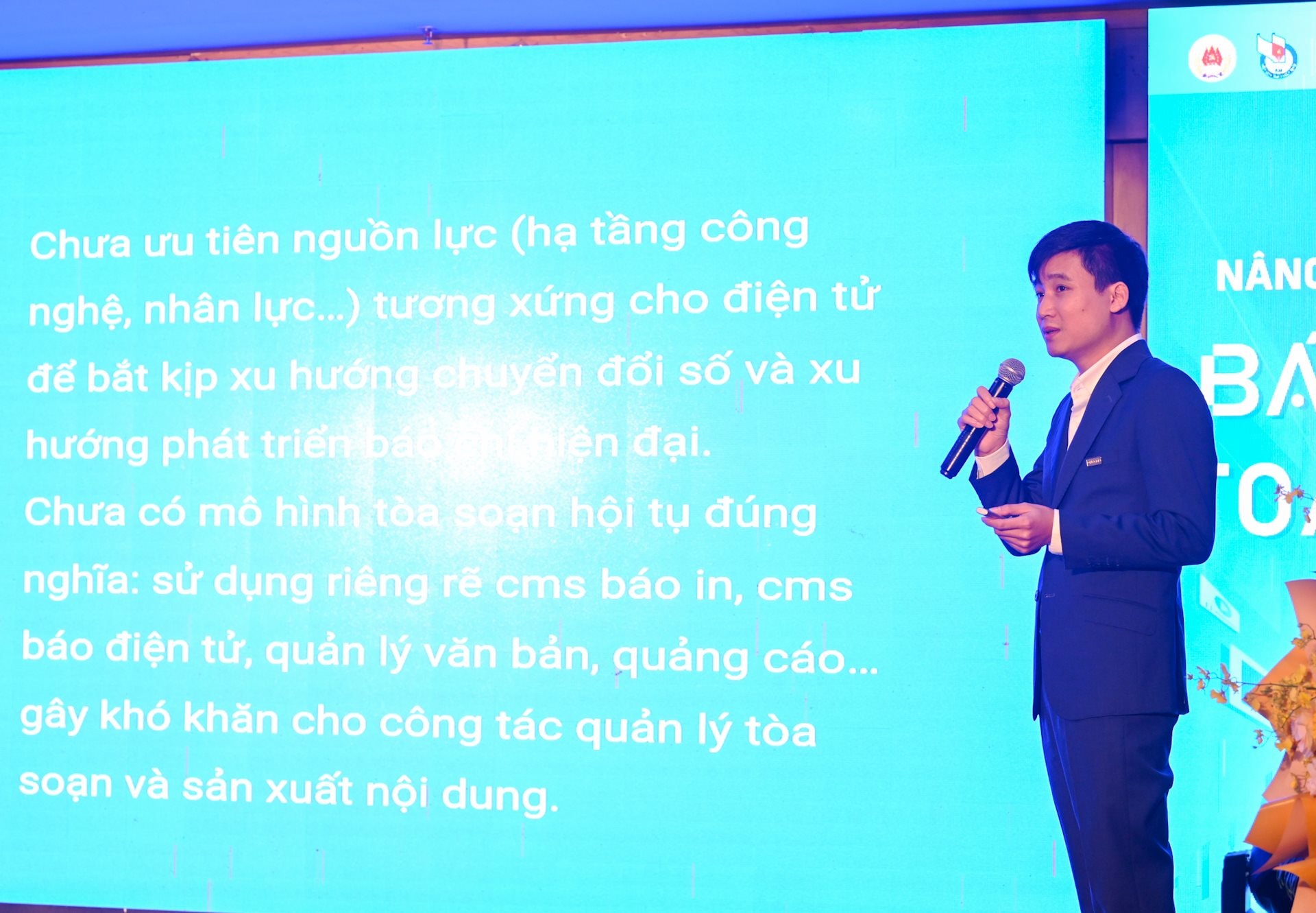 giam-doc-san-pham-onecms-bui-cong-duyen-trinh-bay-tham-luan-2.jpg