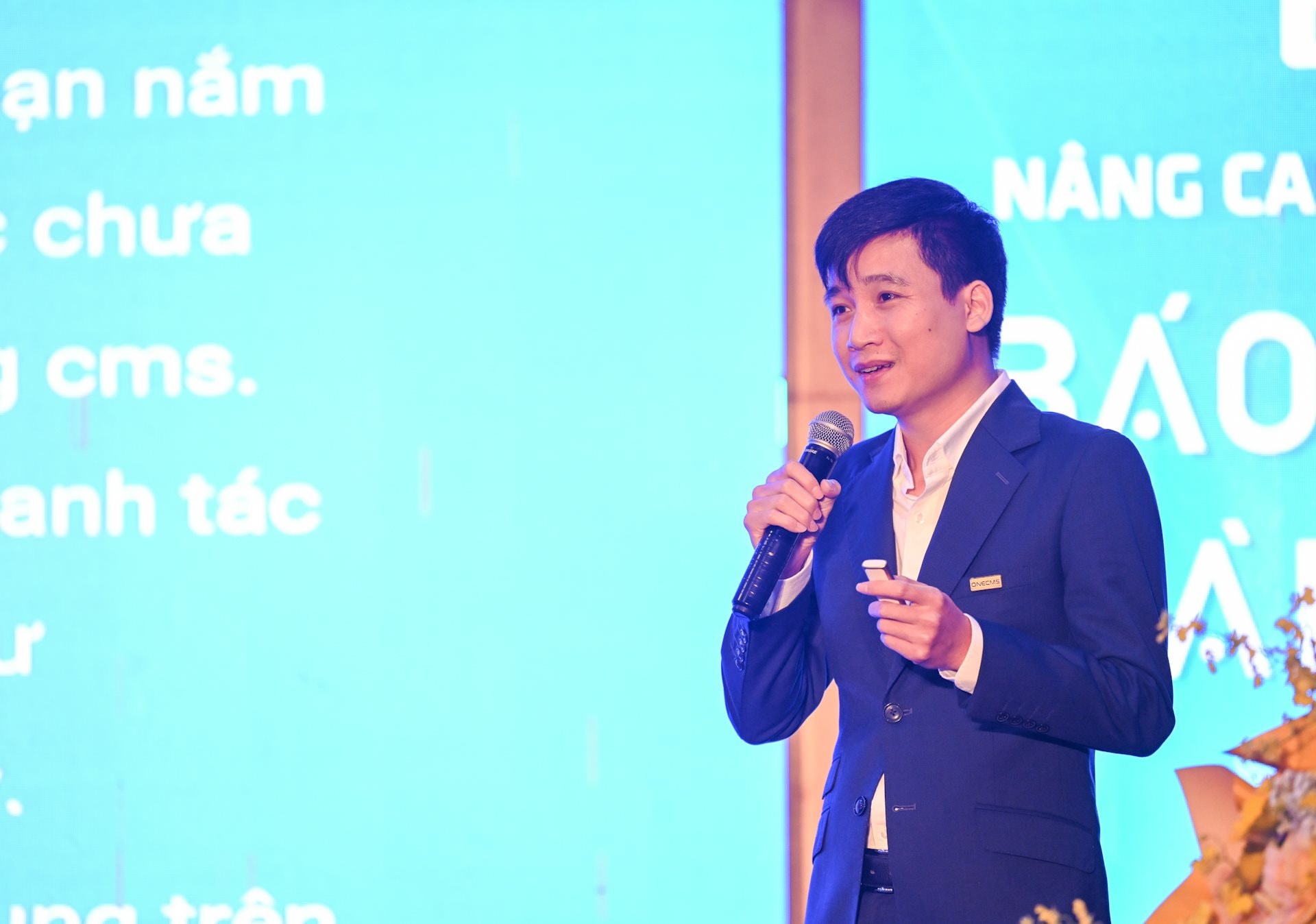 giam-doc-san-pham-onecms-bui-cong-duyen-trinh-bay-tham-luan-3.jpg
