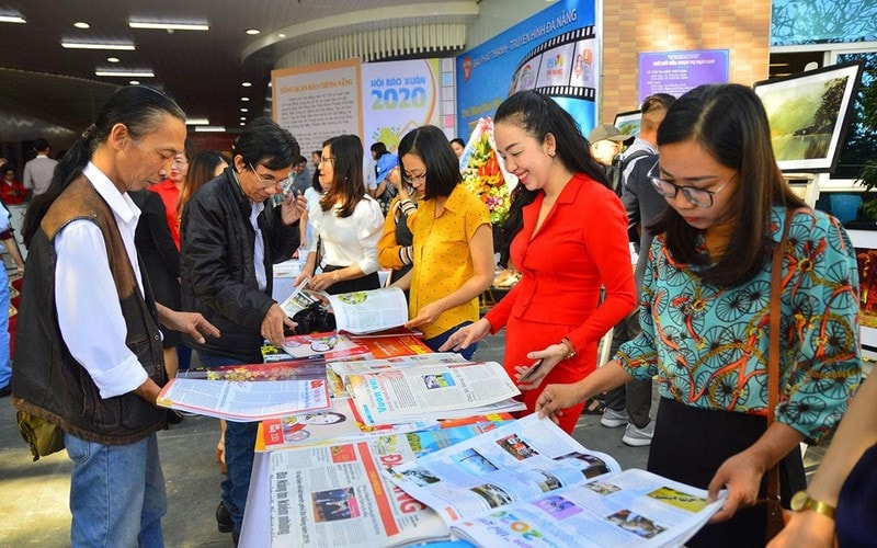 Bạn đọc với báo Đảng tại Hội báo Xuân Đà Nẵng. (Ảnh BÁO ĐÀ NẴNG) 